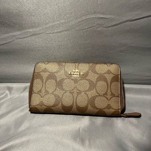 Women’s Coach Signature Canvas ID Wallet